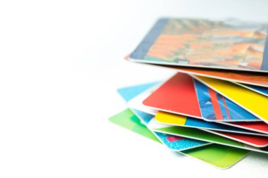 Beyaz arka plan üzerinde banka kartı yığını.