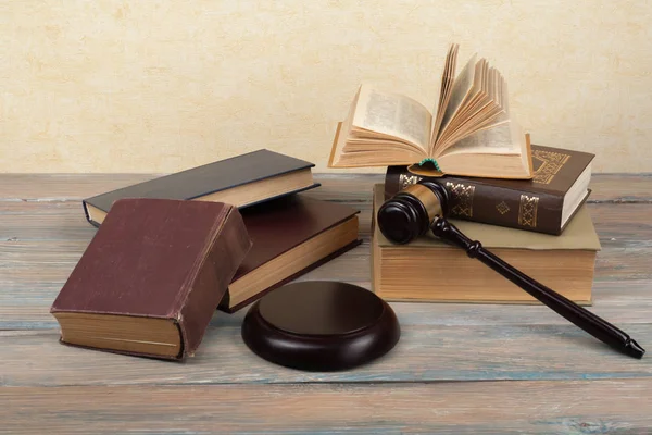 Concepto de ley: libro de leyes abierto con un mazo de jueces de madera sobre la mesa en una sala de tribunal o en una oficina de aplicación de la ley aislada en un fondo blanco. Copiar espacio para texto. — Foto de Stock