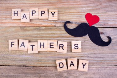 Ahşap arka planda Babalar günü kutlu olsun. Aşkın sembolleri, baba, adam. mutlu Sevgililer günü arka plan. yazıt için kopya alanı.