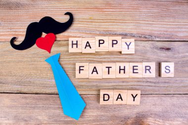 Ahşap arka planda Babalar günü kutlu olsun. Aşkın sembolleri, baba, adam. mutlu Sevgililer günü arka plan. yazıt için kopya alanı.