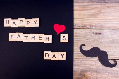 Ahşap arka planda Babalar günü kutlu olsun. Aşkın sembolleri, baba, adam. mutlu Sevgililer günü arka plan. yazıt için kopya alanı.