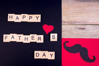 Ahşap arka planda Babalar günü kutlu olsun. Aşkın sembolleri, baba, adam. mutlu Sevgililer günü arka plan. yazıt için kopya alanı.