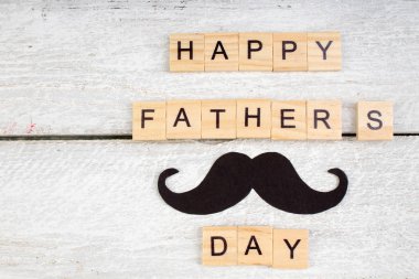 Ahşap arka planda Babalar günü kutlu olsun. Aşkın sembolleri, baba, adam. mutlu Sevgililer günü arka plan. yazıt için kopya alanı.