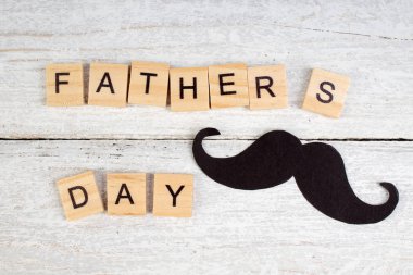 Ahşap arka planda Babalar günü kutlu olsun. Aşkın sembolleri, baba, adam. mutlu Sevgililer günü arka plan. yazıt için kopya alanı.