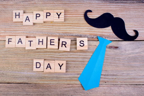 Ahşap arka planda Babalar günü kutlu olsun. Aşkın sembolleri, baba, adam. mutlu Sevgililer günü arka plan. yazıt için kopya alanı.