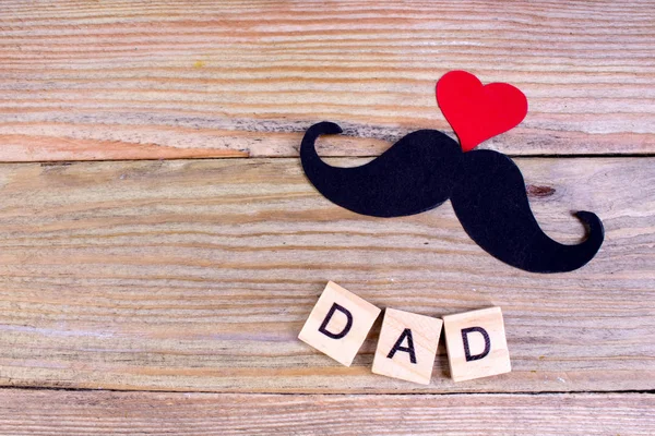 Szczęśliwy dzień Ojcowie na drewnianym tle. symbole miłości, ojca, człowieka. szczęśliwy Walentynki tło. Kopiuj miejsce na napis. — Zdjęcie stockowe