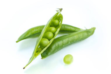 Şekerli bezelyeler izole edilmiş beyaz arka plan. Sebze proteini.