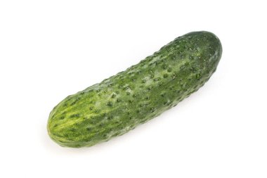 Beyaz arka planda izole edilmiş taze, lezzetli salatalık..