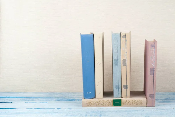 Boek stapelen, hardback boeken op houten tafel. Terug naar school. Kopieer ruimte voor tekst — Stockfoto