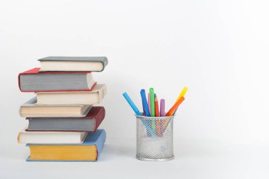 Kitap istifleme. Açık kitap, ciltli kitaplar, beyaz arka plan. Okula dönelim. Metin için alanı kopyala