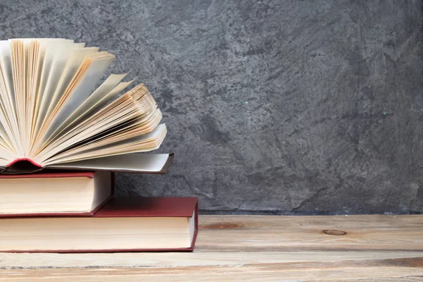 Açık kitap, gri beton arka plan kitapları. Okula dönelim. Eğitim. Metin için alanı kopyala.