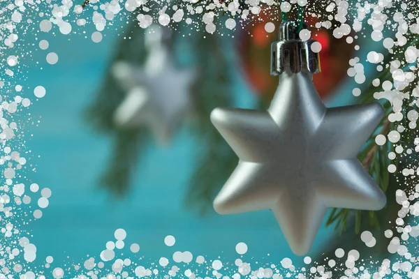 Weihnachtskomposition aus Tannenzweigen und Viburnum-Beeren auf blauem Hintergrund isoliert. — Stockfoto