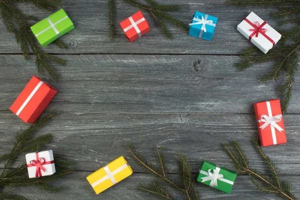 Dárkové krabice a barevný dárek k Vánocům na dřevěném stole. Horní pohled s mezerou pro kopírování. — Stock fotografie