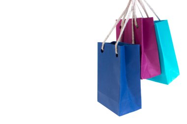 Beyaz arka planda sapları olan kağıt alışveriş torbaları. Tasarım için maket. Kara Cuma, indirim.