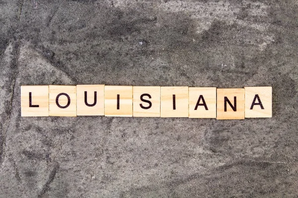 Louisiana Woord Geschreven Houten Blok Grijze Betonnen Achtergrond Bovenaanzicht — Stockfoto