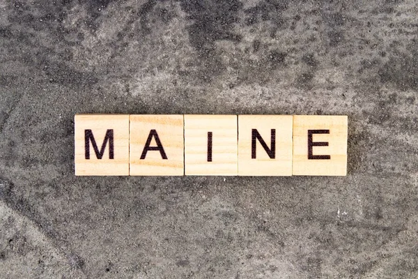 Ağaç Blokta Gri Beton Arka Planda Yazılı Maine Kelimesi Üst — Stok fotoğraf