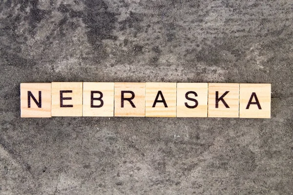Nebraska Woord Geschreven Houten Blok Grijze Betonnen Achtergrond Bovenaanzicht — Stockfoto