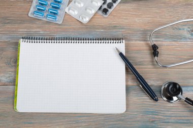 Metin tıp tedavi konsepti için sağlık hizmeti şablonu. Boş, steteskop, reçeteli tıbbi yardım, ahşap masada sağlıklı ambulans teknolojisi. Metin için alanı kopyala.