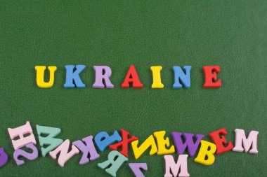 Yeşil arkaplan üzerine UKRAINIAN kelimesi renkli abc alfabe blok harflerinden oluşmuştur, reklam metni için kopyalama alanı. İngilizce öğrenme kavramı.
