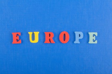 Mavi arkaplan hakkındaki EUROPE kelimesi renkli ABC alfabe bloğu tahta harflerinden oluşmuş, reklam metinleri için kopyalama alanı. İngilizce öğrenme kavramı.