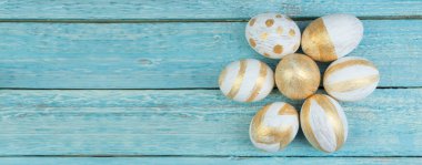 Mutlu Paskalyalar. Ahşap masaya boyanmış yumurtalar. Üst Manzara. Metin için boşluk kopyala, Banner