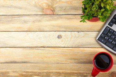 Ofis masası, bilgisayar, kalem ve bir fincan kahve, bir sürü şey. Kopyalama alanı olan üst görünüm