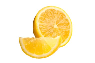 Limon ikiye bölünmüş ve beyaz arka planda izole edilmiş.
