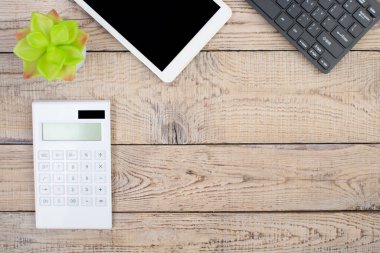 Bilgisayarlı ahşap ofis masası, kalem ve bir fincan kahve, bir sürü şey. Kopyalama alanı olan üst görünüm