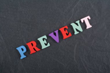 Kara tahta arkaplanındaki kelime renkli alfabe bloklu tahta harflerden oluşmuş, reklam metinleri için kopyalama alanı. İngilizce öğrenme kavramı