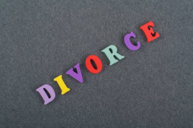 Kara tahta arkaplanındaki kelime renkli alfabe bloklu tahta harflerden oluşmuş, reklam metinleri için kopyalama alanı. İngilizce öğrenme kavramı