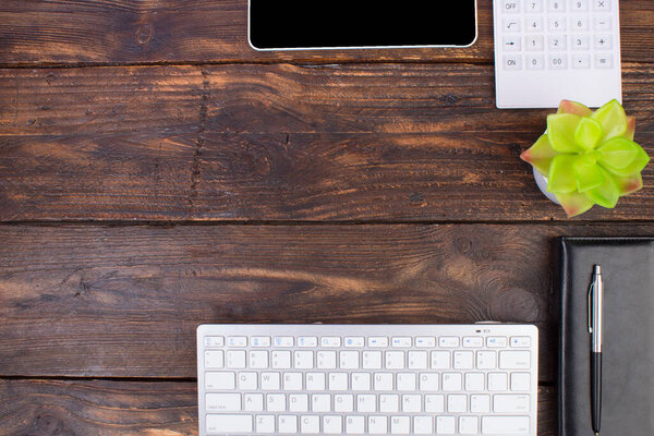 Mesa Oficina Madera Con Computadora Bolígrafo Una Taza Café Muchas — Foto de Stock