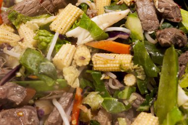 Çin tarzı tatlı biber sos Fry sığır ve sebze karıştırın 