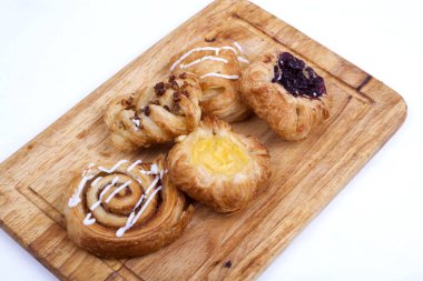 beyaz zemin üzerinde Danimarka hamur işleri