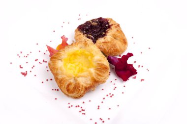 beyaz zemin üzerinde Danimarka hamur işleri