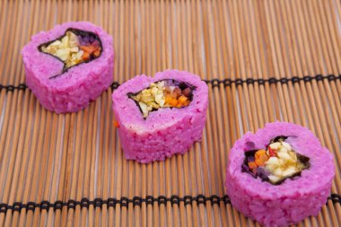 Bambu hasır üzerinde sebze suşi