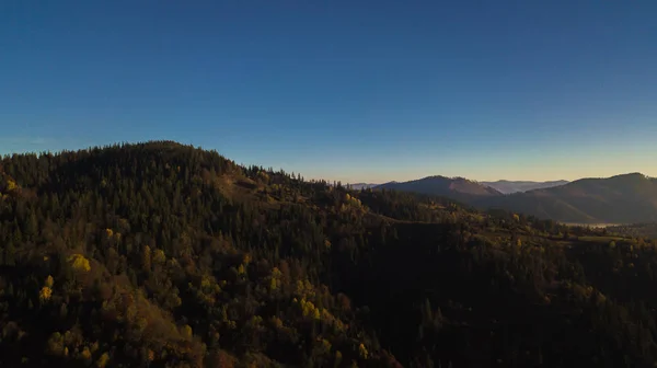 Majestätischer Sonnenaufgang in der Berglandschaft — Stockfoto