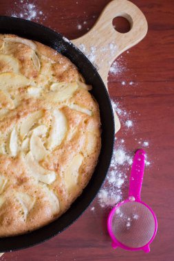 Charlotte bir dökme demir tavada