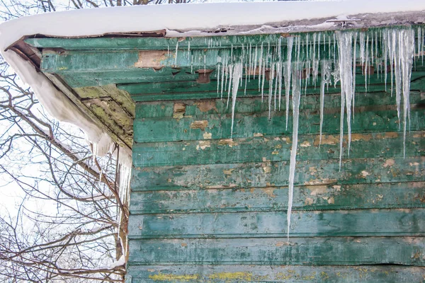 Çatıdan buz sarkıtları damla