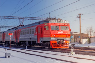 Rus tren gider railsgatchina, Leningrad bölgesinde, 2018 yılının baharında