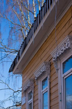 Icy buz sarkıtları baharda asmak