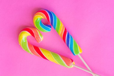 Pembe bir arka plan üzerinde parlak karamel