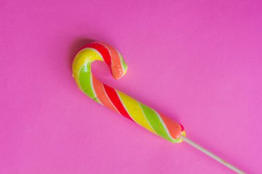 Pembe bir arka plan üzerinde parlak karamel