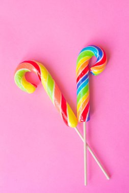 Pembe bir arka plan üzerinde parlak karamel