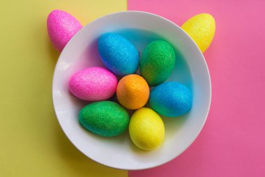 Bir tabak içinde renkli Paskalya yumurtaları