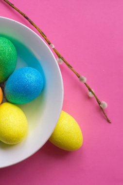 Bir tabak içinde renkli Paskalya yumurtaları