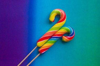 Bir sopa bir rafta tatlı karamel