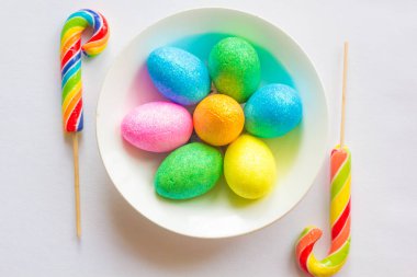 Bir tabak içinde renkli Paskalya yumurtaları