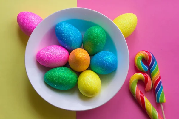 Bir Tabak Içinde Renkli Paskalya Yumurtaları — Stok fotoğraf