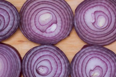 Bir gemide kırmızı soğan dilimlenmiş