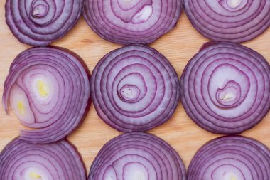 Bir gemide kırmızı soğan dilimlenmiş